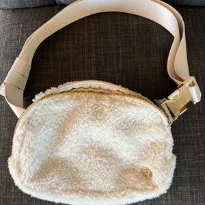 Lululemon Everywhere Belt Bag Cream